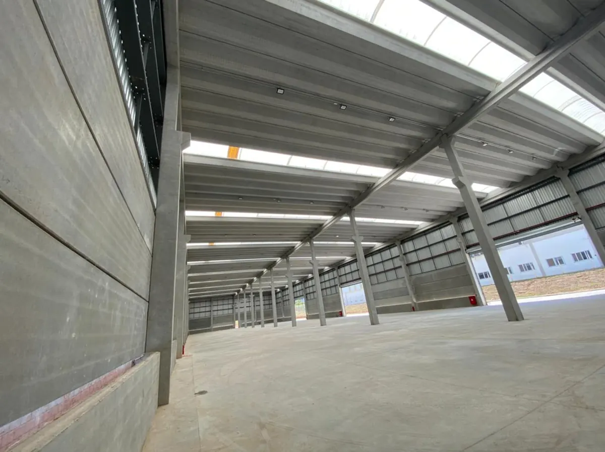 Galpão industrial com instalações executadas pela equipe