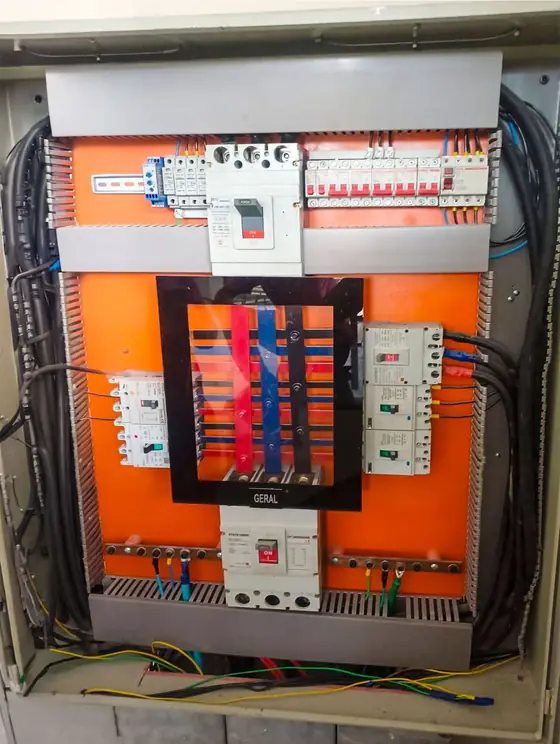 Quadro elétrico montado com barramentos e disjuntores