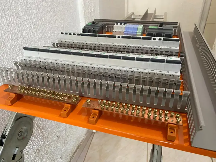 Montagem de barramentos em quadro elétrico