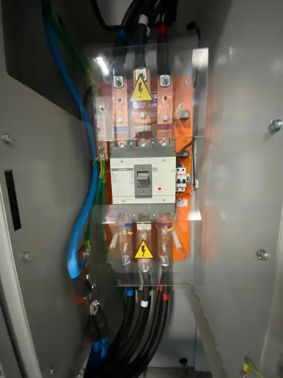 Interior de quadro elétrico com cabos de potência