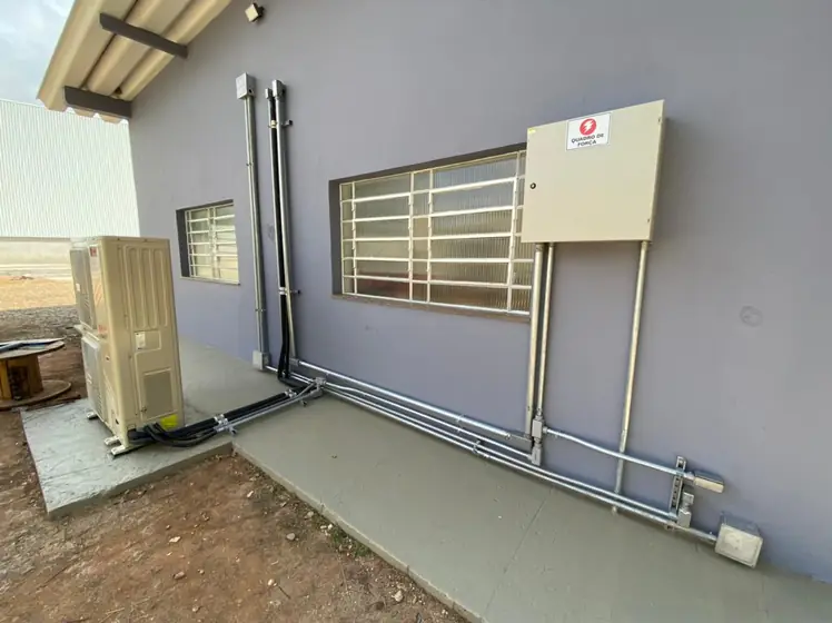 Eletrodutos e infraestrutura elétrica em área externa